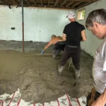 Pompage de béton sur le chantier d’un local commercial.