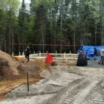 Pompe à béton utilisée pour couler les fondations d’une maison résidentielle.