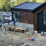 Pompage de béton pour la dalle de plancher d’un garage résidentiel.