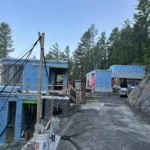 Bras articulé d’un camion pompe à béton déployé sur un chantier.