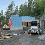 Coulage de béton avec pompe pour un mur de soutènement.