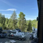 Camion pompe à béton en action sur un chantier résidentiel dans les Laurentides.