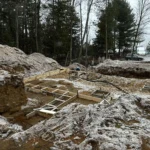 Camion pompe à béton en action sur un chantier résidentiel dans les Laurentides.